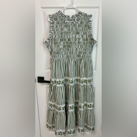 crown & ivy Dresses & Skirts - Crown & Ivy 100% cotton dress green white striped pattern Size 16 Elastic Top